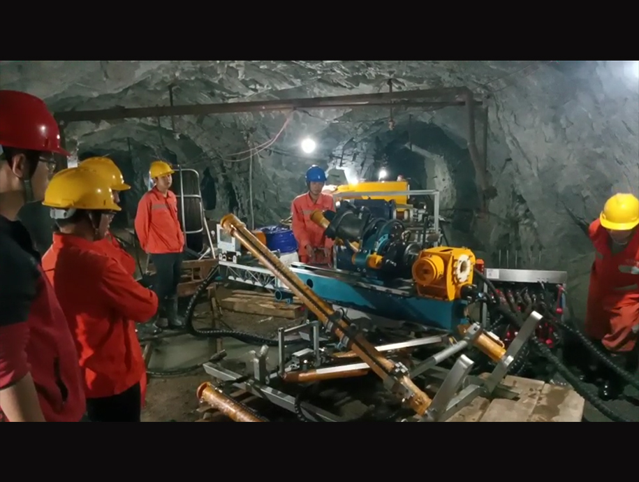 鋼索取芯 第二臺探礦鉆機 在廣西佛子 現場開機探礦