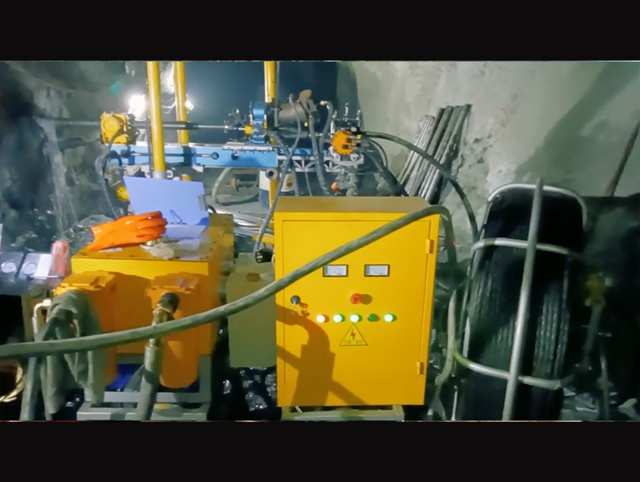 鋼索取芯 探礦鉆機 在中國華冶西北分公司 現場開機