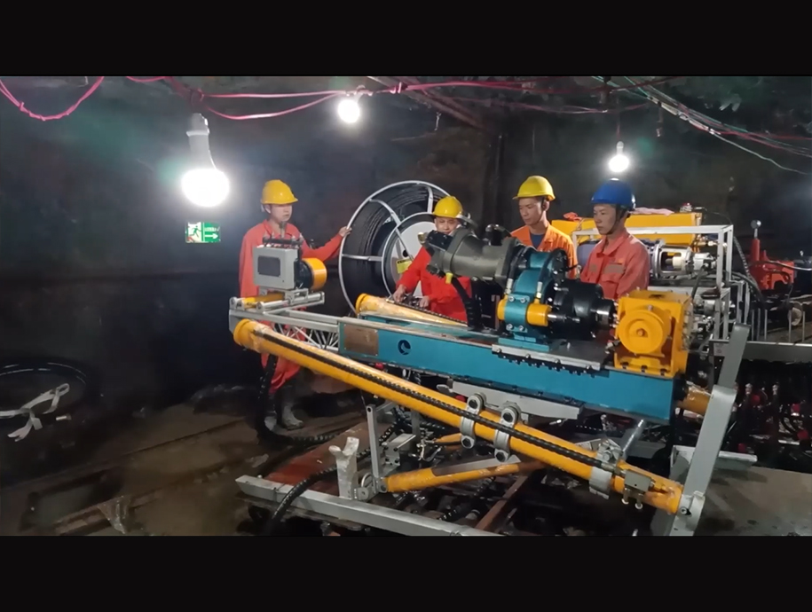 鋼索取芯  第一臺探礦鉆機 在廣西佛子 現場鉆探施工