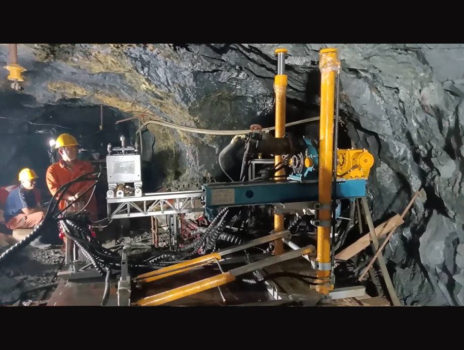 鋼索取芯 第三臺探礦鉆機 在廣西佛子 現場開機探礦