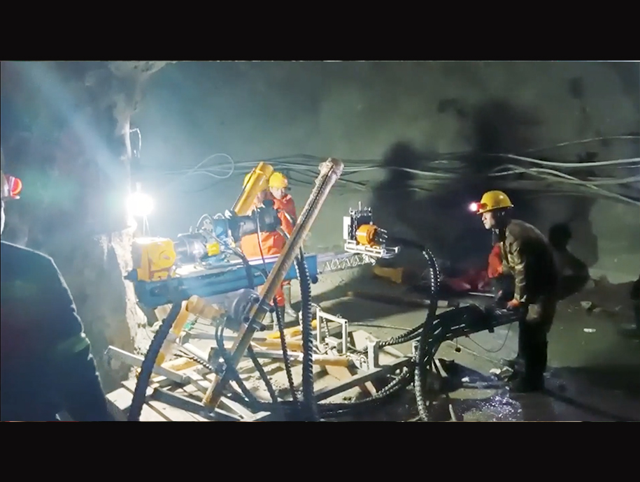 鋼索取芯  第一臺 探礦鉆機 在西藏仕睿 現場鉆探施工