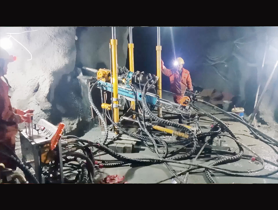 鋼索取芯  第二臺 探礦鉆機 在西藏仕睿工程 現場鉆探施工